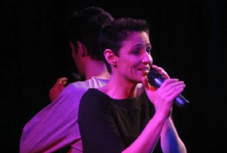 Sandra Kreisler singt, im Hintergrund Roger Stein – Wortfront live