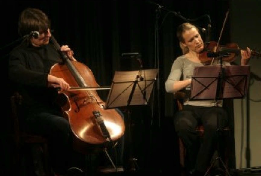 Arne Kircher am Cello und Lucia Hall an der Geige