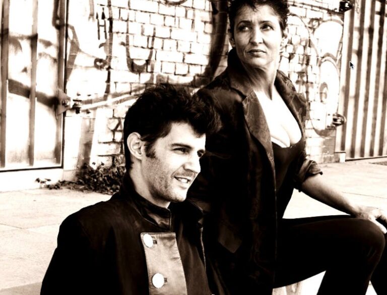 Roger Stein und Sandra Kreisler vor einer Graffiti-Wand – Wortfront 2006