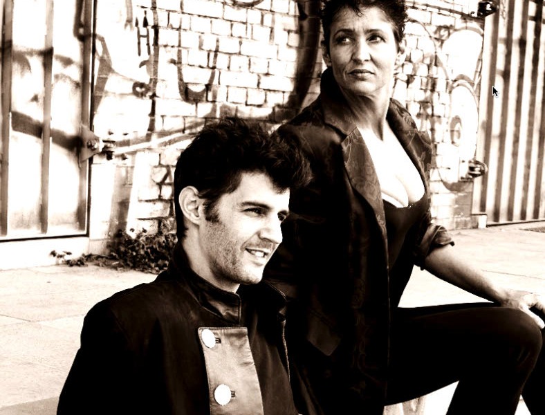 Roger Stein und Sandra Kreisler vor einer Graffiti-Wand – Wortfront 2006