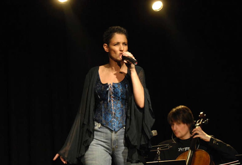 Sandra Kreisler singt, im Hintergrund der Cellist – Wortfront live