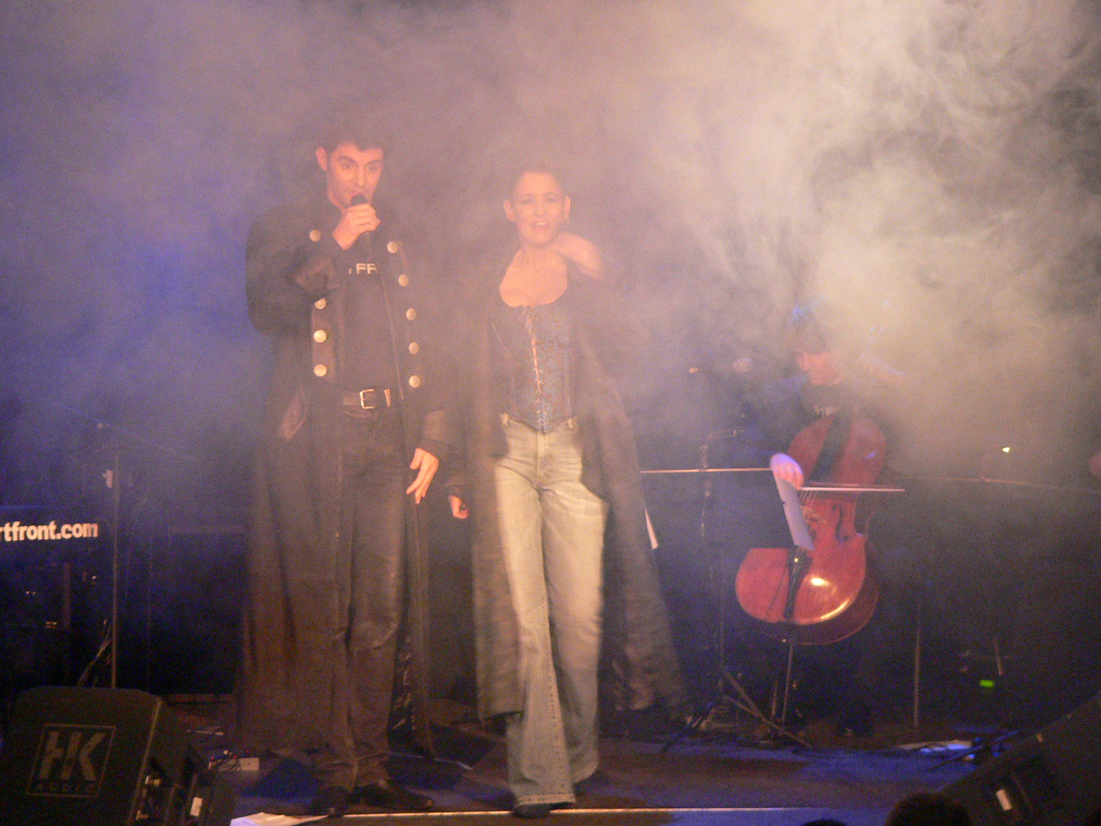 Roger Stein und Sandra Kreisler im Bühnennebel, rechts der Cellist – Wortfront live