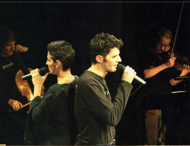 Sandra Kreisler und Roger Stein singen, dahinter Cello und Geige