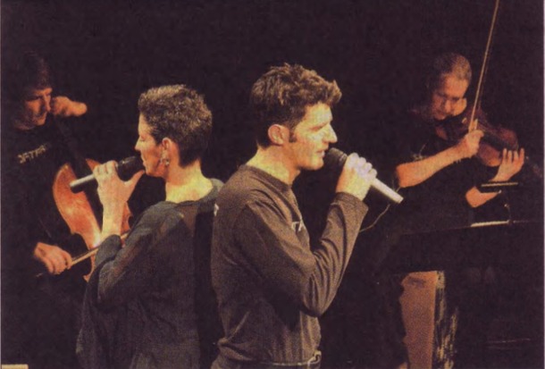 Sandra Kreisler und Roger Stein singen, links Arne Kircher am Cello, rechts Lucia Hall an der Violine