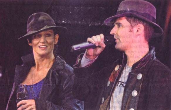 Sandra Kreisler und Roger Stein mit Hüten auf der Bühne im Lutterbeker