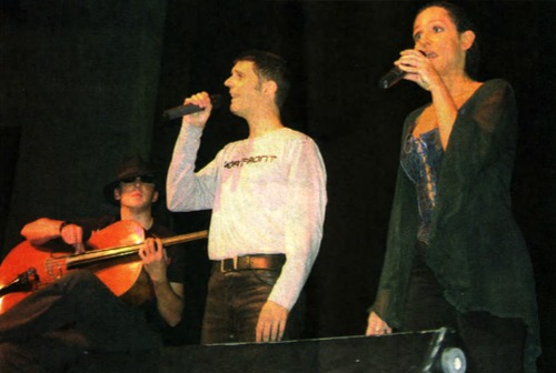 Roger Stein und Sandra Kreisler singen, links Rouven Schirmer am Cello