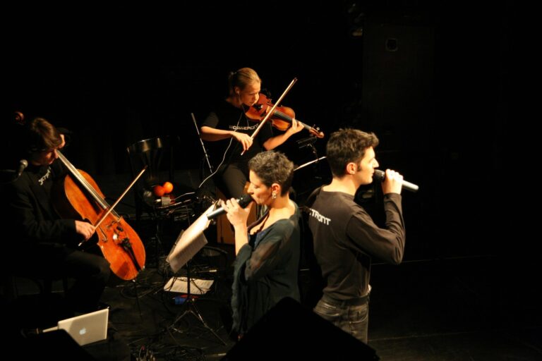 Wortfront auf der Bühne: Cello, Geige, Sandra Kreisler und Roger Stein