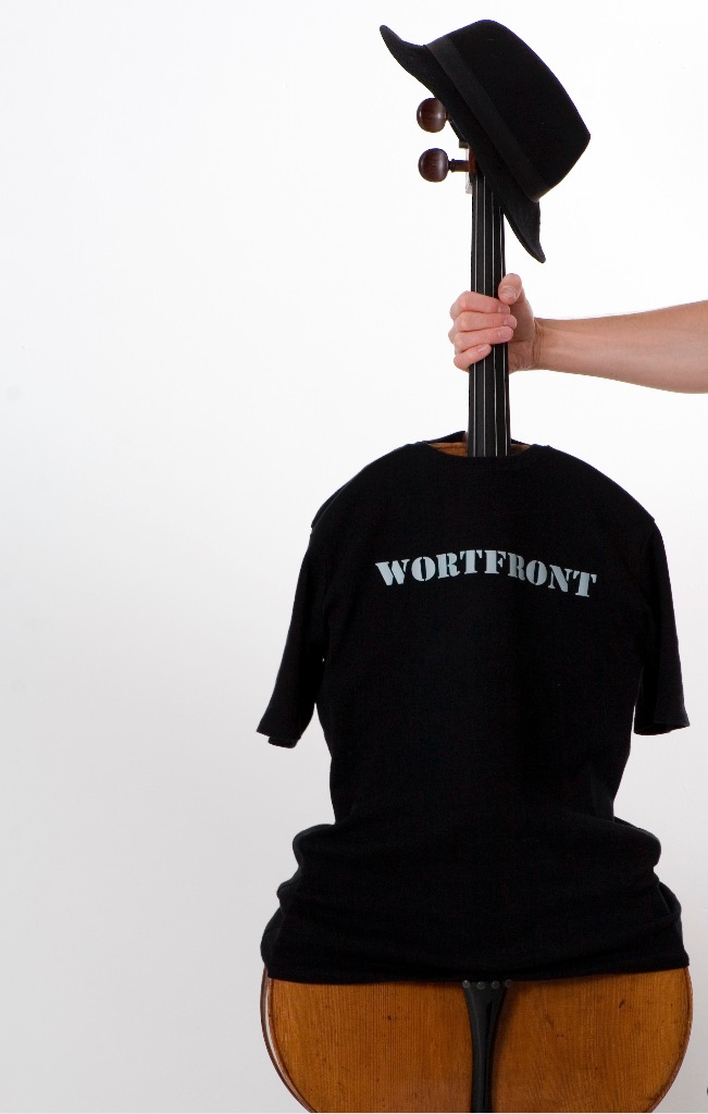 Cello mit schwarzem Wortfront-T-Shirt und Hut
