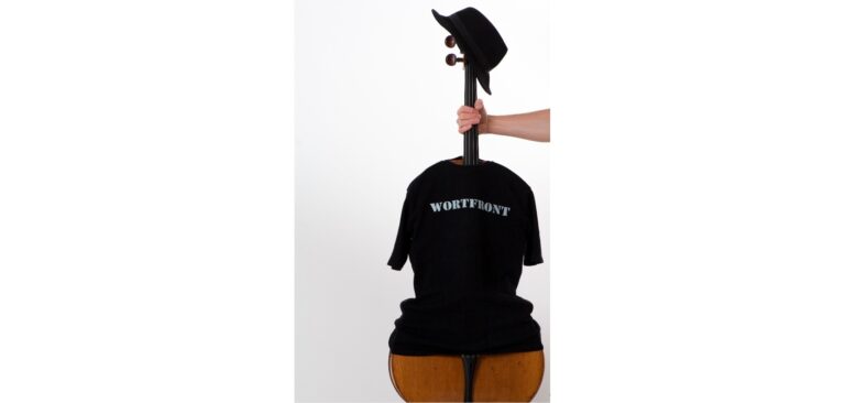 Cello mit schwarzem Wortfront-T-Shirt und Hut