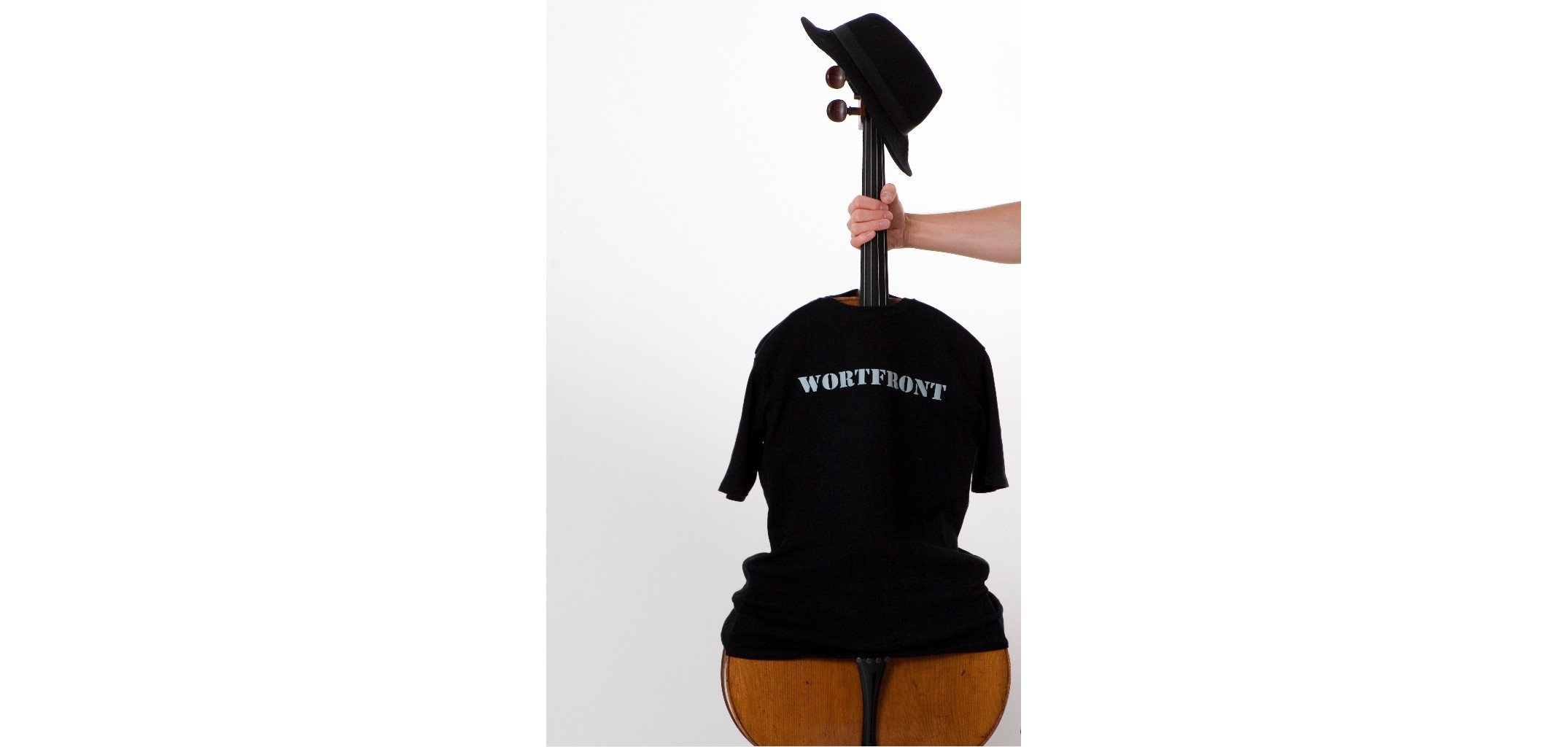 Cello mit schwarzem Wortfront-T-Shirt und Hut