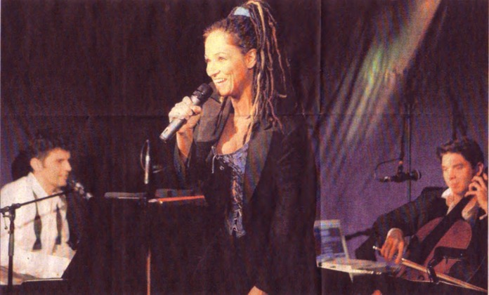 Sandra Kreisler singt lächelnd, links Roger Stein am Klavier, rechts Rouven Schirmer am Cello