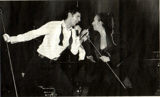 Roger Stein und Sandra Kreisler singen sich an Mikrofonständern gegenüber