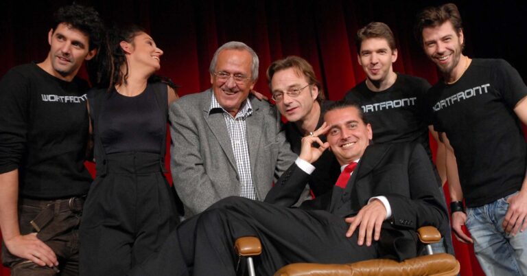 Gruppenfoto vor rotem Vorhang: Roger Stein, Sandra Kreisler, Dieter Hildebrandt, Fritz Eckenga, Hagen Rether, Rouven Schirmer und Johannes Krampen