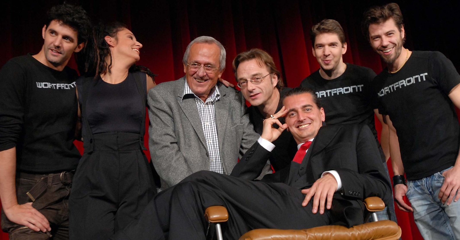 Gruppenfoto vor rotem Vorhang: Roger Stein, Sandra Kreisler, Dieter Hildebrandt, Fritz Eckenga, Hagen Rether, Rouven Schirmer und Johannes Krampen