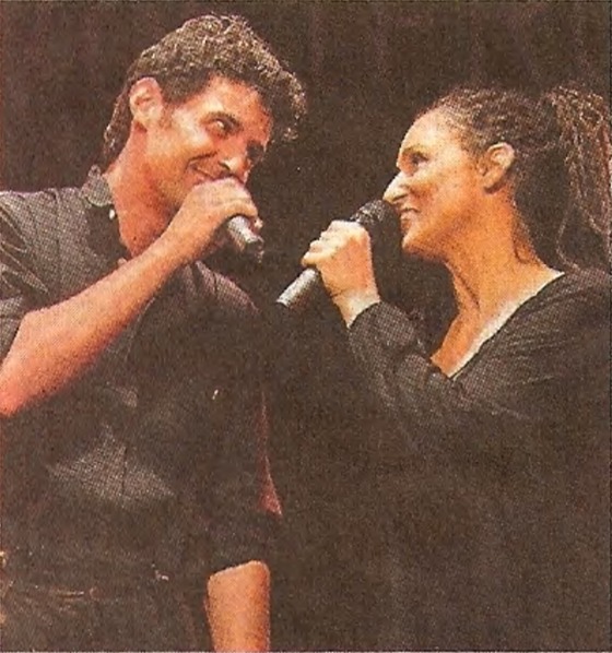 Roger Stein und Sandra Kreisler singen sich lächelnd an