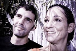 Roger Stein und Sandra Kreisler lächelnd im Freien