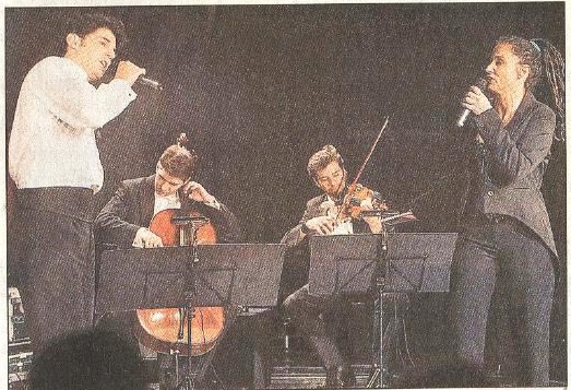 Roger Stein und Sandra Kreisler singen, zwischen ihnen Rouven Schirmer am Cello und Johannes Krampen an der Geige