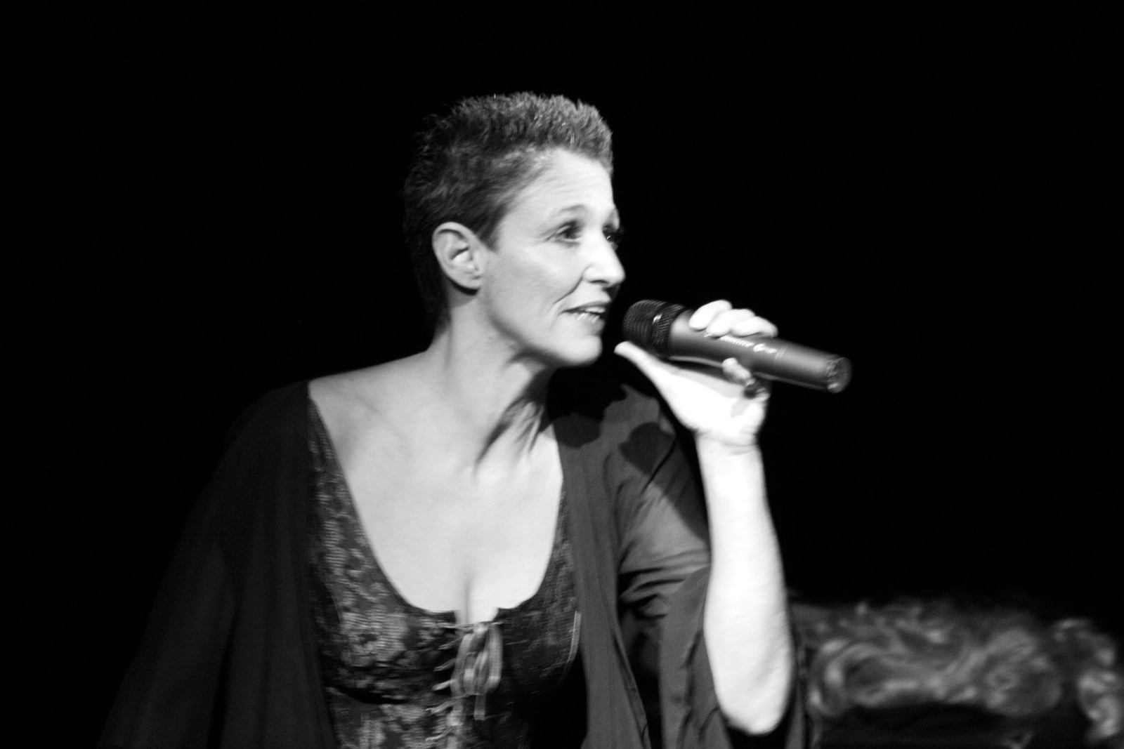 Sandra Kreisler singt ins Mikrofon, schwarz-weiß