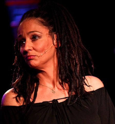 Sandra Kreisler mit Dreadlocks und Headset-Mikrofon auf der Bühne