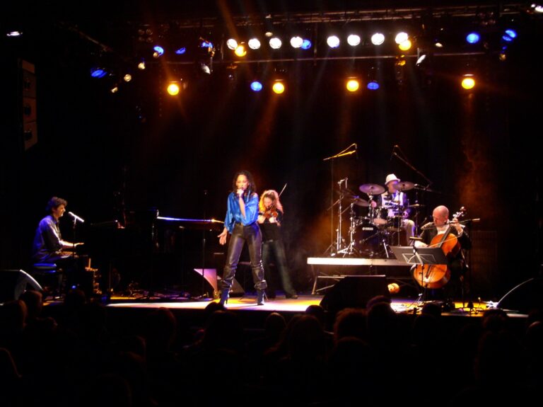Wortfront live mit Band: Roger Stein am Flügel, Sandra Kreisler singend, Geigerin, Schlagzeuger und Cellist