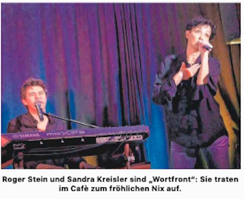 Roger Stein am Keyboard und Sandra Kreisler mit Mikrofon vor violettem Vorhang