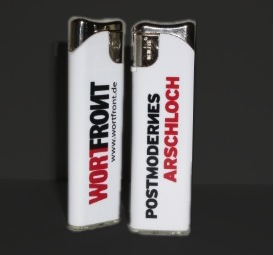 Feuerzeug «Postmodernes Arschloch» / WORTFRONT – dunkler Hintergrund
