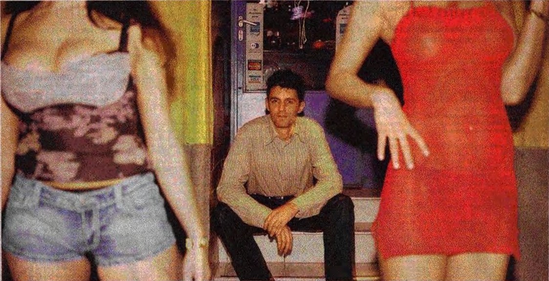Roger Stein sitzt auf einer Treppe vor einem Wiener Bordell, links und rechts zwei Frauen – Foto aus der ZEIT, 2006