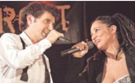 Roger Stein und Sandra Kreisler singen einander mit Mikrofonen zu