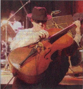 Ulrich Maiss mit Hut und Sonnenbrille am Cello