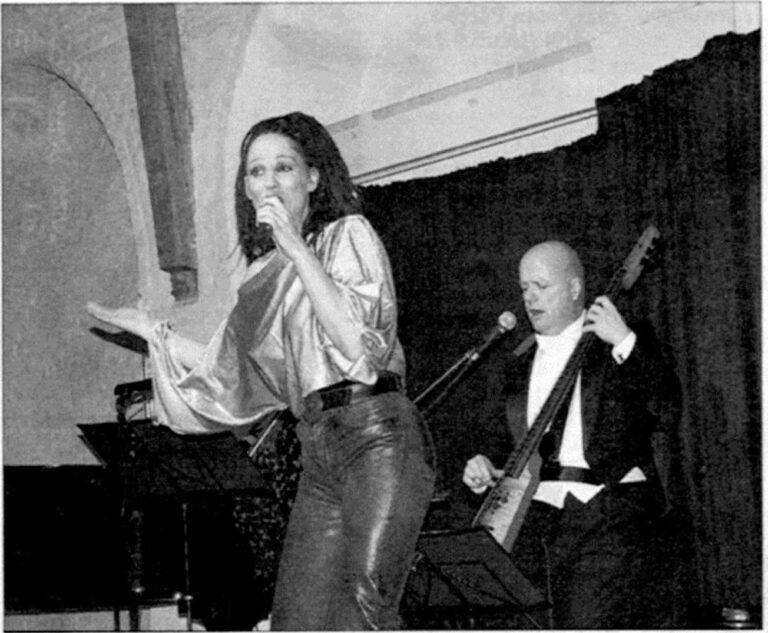 Sandra Kreisler singt im Salzstadel, dahinter Ulrich Maiss im Frack am Basscello