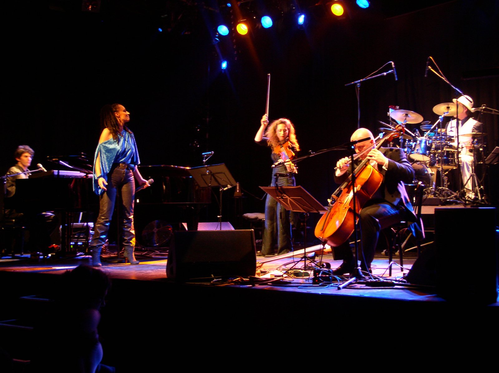 Wortfront auf der Bühne: Roger Stein am Flügel, Sandra Kreisler mit Mikrofon, Kinneret Sieradzky mit erhobenem Geigenbogen, Ulrich Maiss am Cello und Paolo Eleodori am Schlagzeug