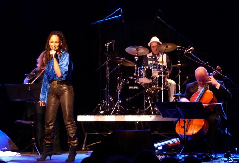 Wortfront auf der Bühne: Sandra Kreisler mit Mikrofon, dahinter Kinneret Sieradzky an der Geige, Paolo Eleodori am Schlagzeug und Ulrich Maiss am Cello