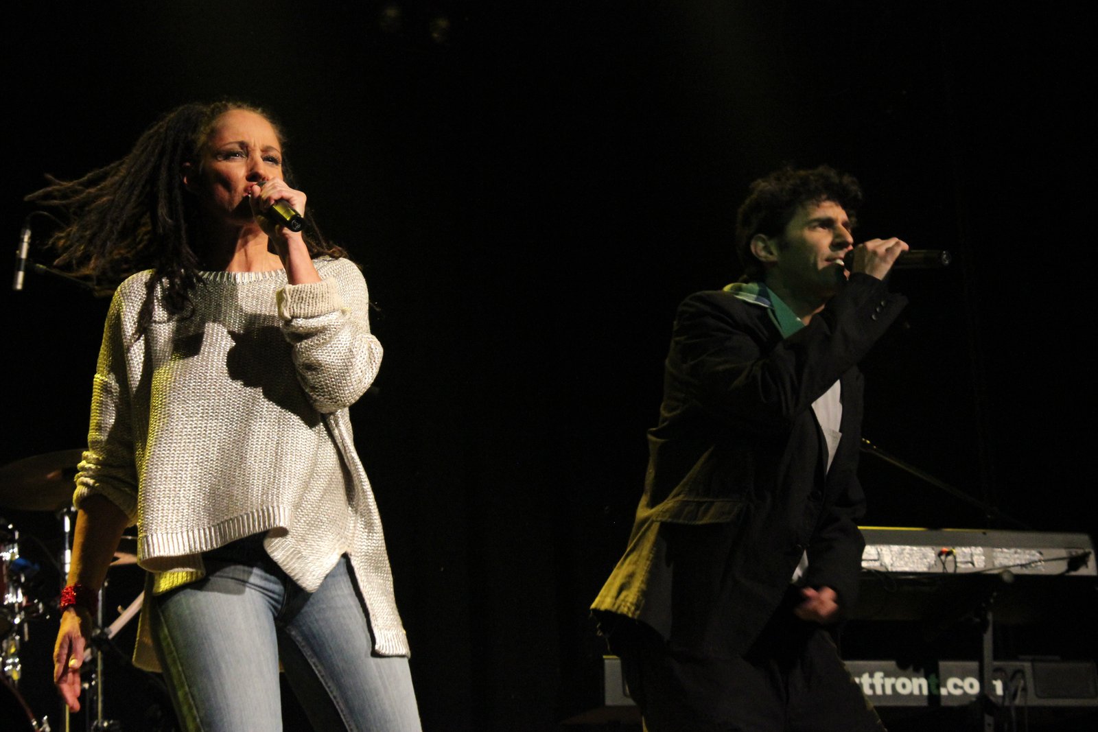 Sandra Kreisler und Roger Stein singen auf der Bühne in Mikrofone