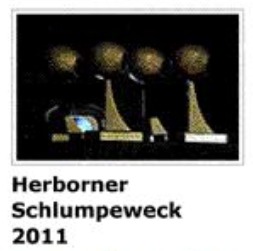 Vier goldene Schlumpeweck-Trophäen vor schwarzem Hintergrund