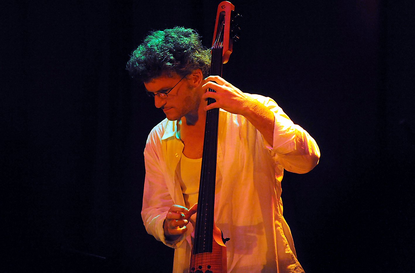 Bassist am elektrischen Kontrabass