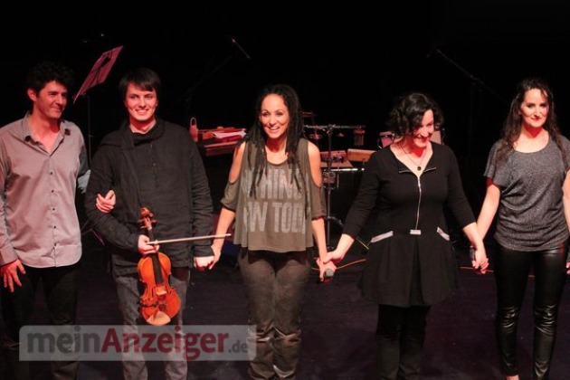 Wortfront verbeugt sich Hand in Hand: Roger Stein, Jan-Paul Kussmaul mit Geige, Sandra Kreisler, Brigitte Hass und Samira Aly