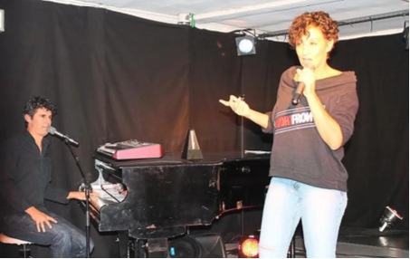 Roger Stein am Flügel und Sandra Kreisler mit Mikrofon auf der Bühne im HanhArt