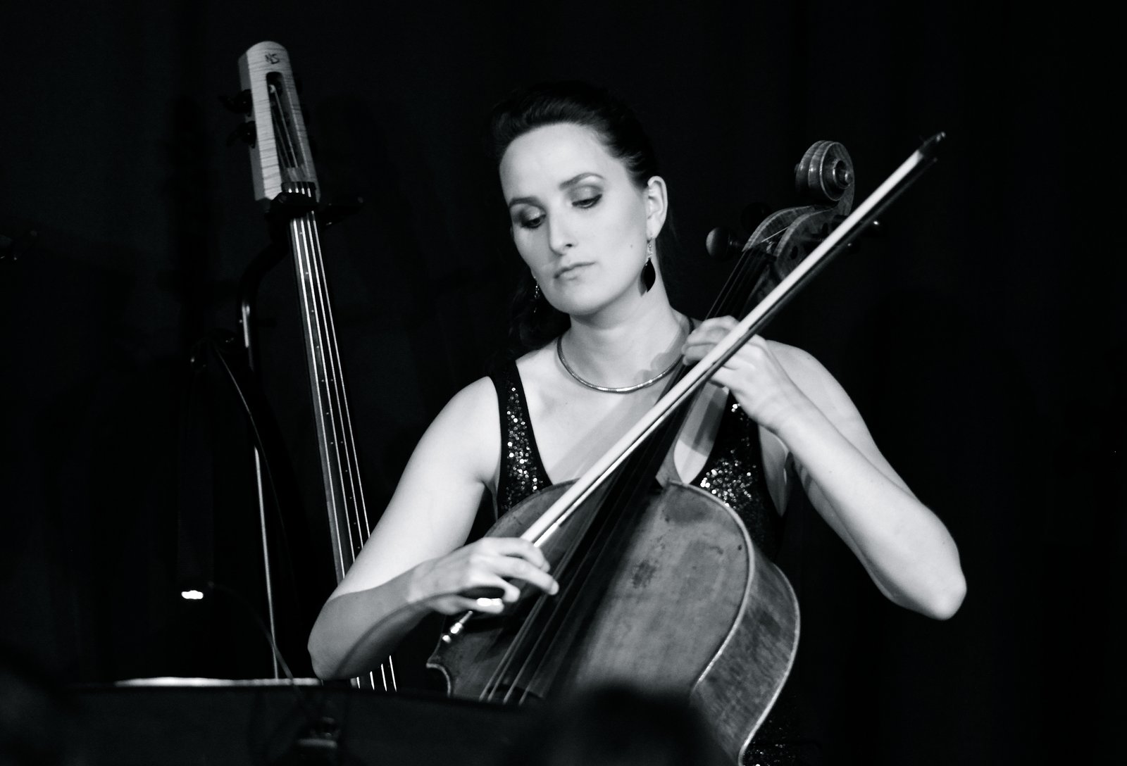 Cellistin am Cello, daneben ein E-Kontrabass