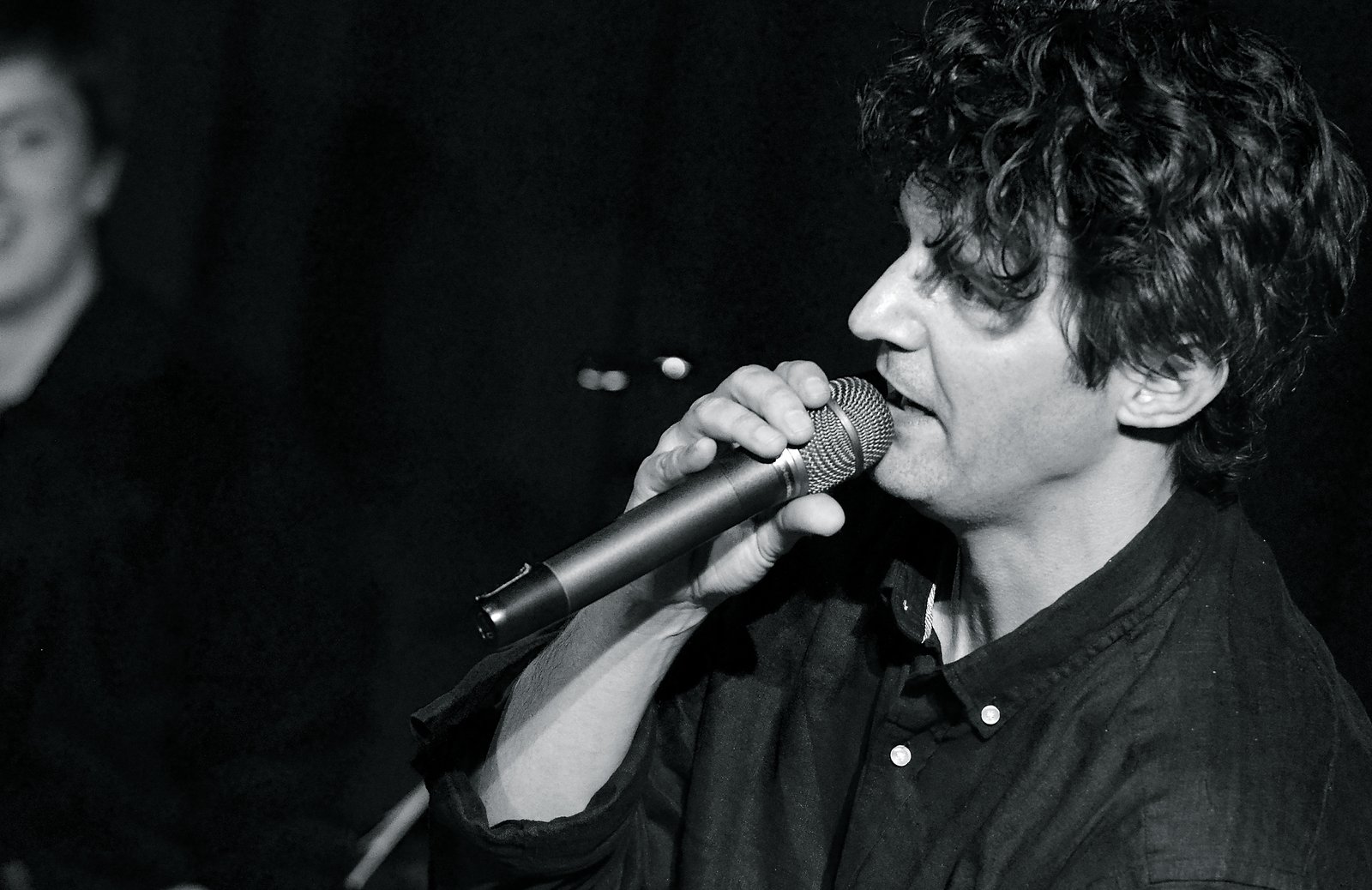Roger Stein singt ins Mikrofon