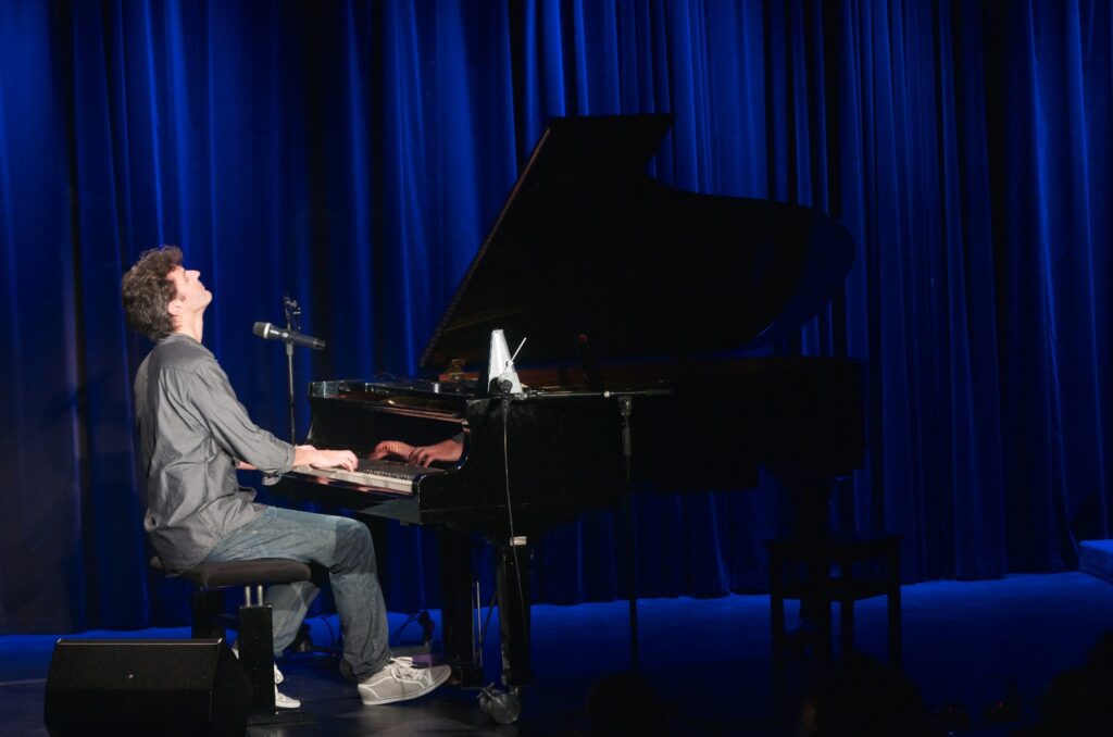 „Songpoet, Erzähler und Entertainer“ – Rhein-Neckar-Zeitung über mein Konzert in Eberbach
