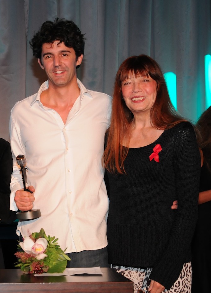 Roger Stein mit der Troubadour-Trophäe neben Katja Ebstein bei der Preisverleihung 2013 in Stuttgart