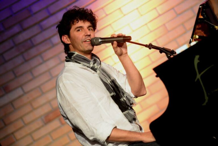 „Humor hat bei ihm eine bittere Note“ – Udo Güldner über „Lieder ohne mich“ in Forchheim